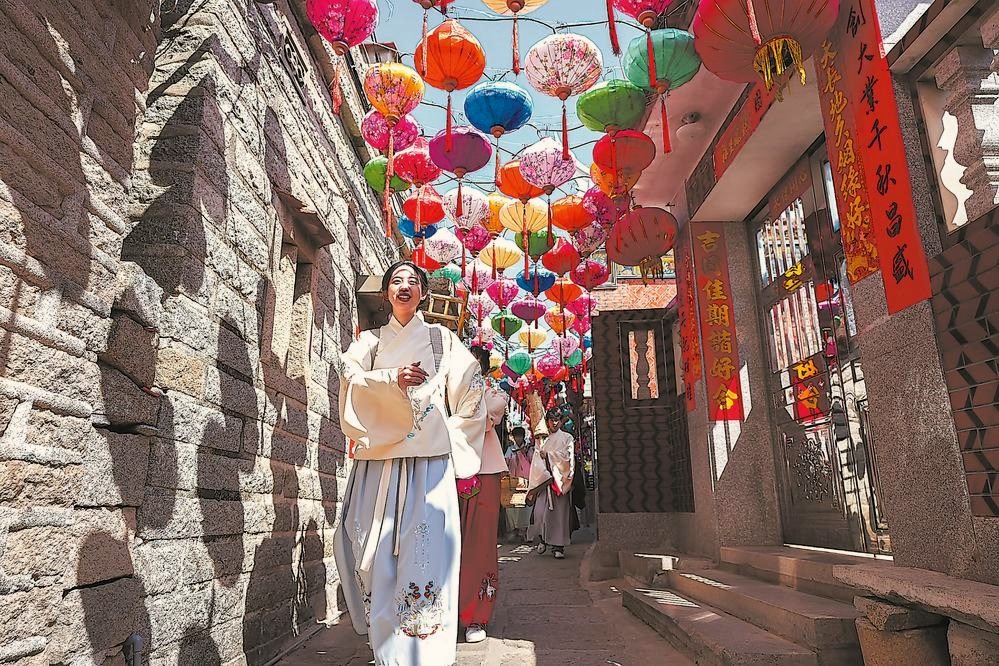 不少遊客穿着古裝來到古色古香的泉州崇武古城拍照留念 不少遊客穿着古裝來到古色古香的泉州崇武古城拍照留念