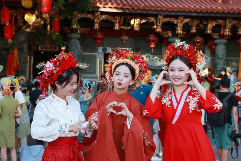 「簪花圍」是蟳埔女的獨有髮飾 「簪花圍」是蟳埔女的獨有髮飾