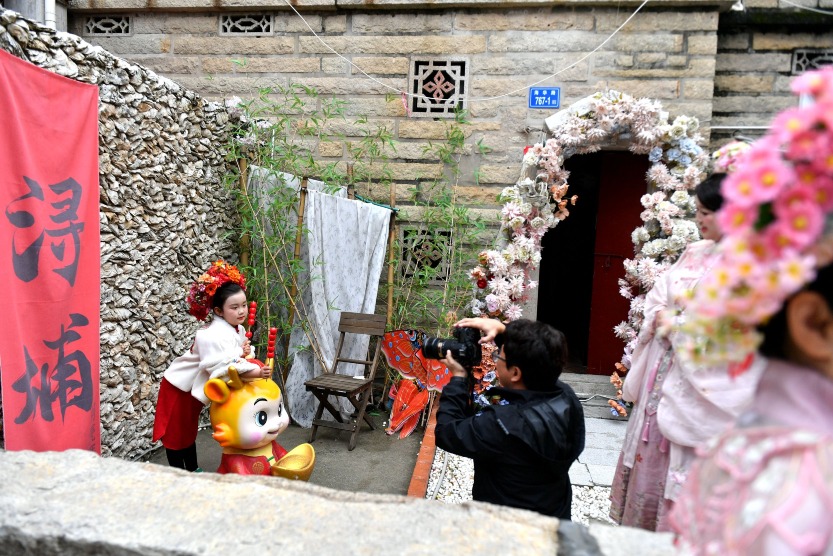 蟳埔的地名主要來自當地盛產的「紅蟳」,亦即是青蟹。 蟳埔的地名主要來自當地盛產的「紅蟳」,亦即是青蟹。