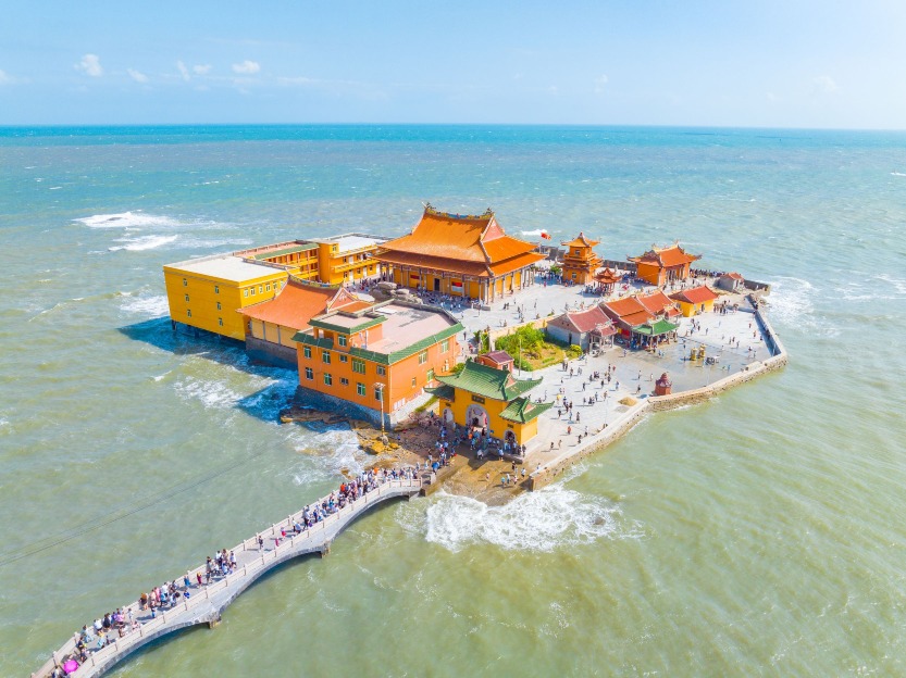 潮漲時的洛伽寺宛如一座飄浮海上的宮殿,碧波環抱,僅靠石橋相連。 潮漲時的洛伽寺宛如一座飄浮海上的宮殿,碧波環抱,僅靠石橋相連。