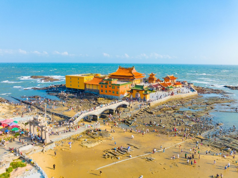 潮退時,洛伽寺四周會露出大片礁石,遊客可漫步而上,又是另一道風光。 潮退時,洛伽寺四周會露出大片礁石,遊客可漫步而上,又是另一道風光。