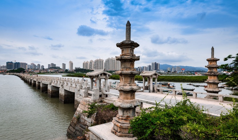 洛陽橋橋長約731 米,寬約4.5米,共有45座船型橋墩,美觀之餘,亦可減少水的衝力。 洛陽橋橋長約731 米,寬約4.5米,共有45座船型橋墩,美觀之餘,亦可減少水的衝力。