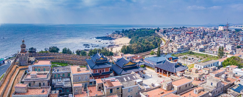 泉州崇武古城的城周長2,567米,位於泉州灣和湄州灣之間,面對台灣海峽,歷來是我國東南海疆的軍事要塞。 泉州崇武古城的城周長2,567米,位於泉州灣和湄州灣之間,面對台灣海峽,歷來是我國東南海疆的軍事要塞。