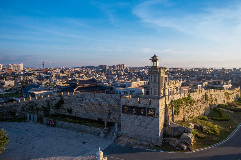 崇武古城的「崇武」二字,取崇尚武備之意。 崇武古城的「崇武」二字,取崇尚武備之意。