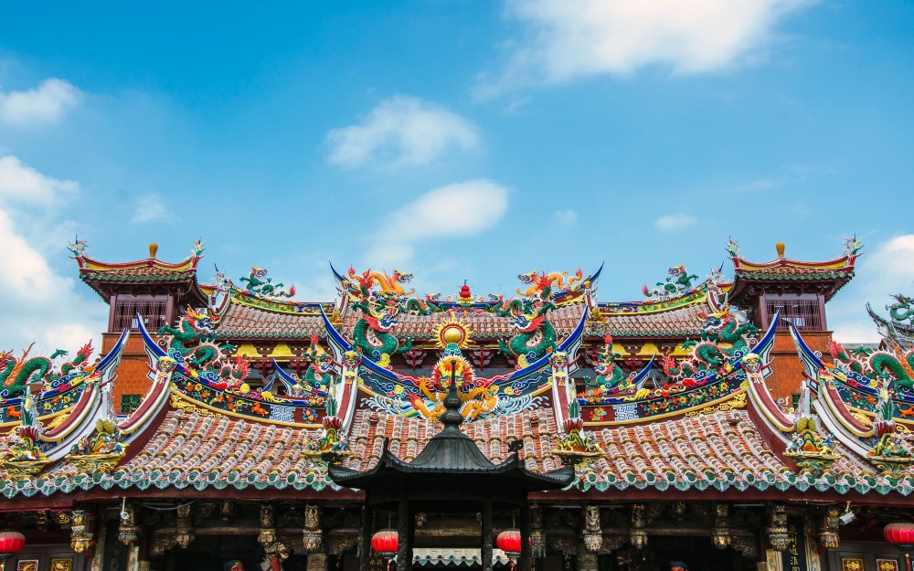 泉州關岳廟屋脊上布滿美輪美奐的瓷雕彩龍，栩栩如生。