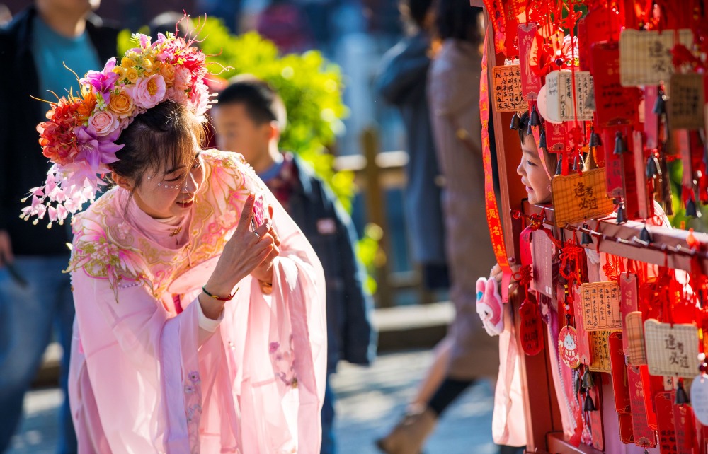 「簪花圍」是泉州最具代表性的頭飾