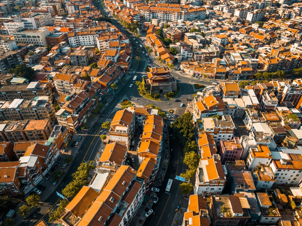 由高處俯瞰泉州古城鱗次櫛比的紅磚厝，蔚為奇觀。