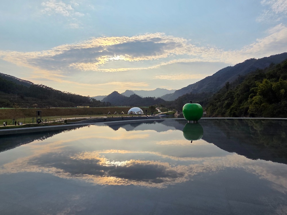 青蘋果對於建築大師安藤忠雄而言是青春的象徵 河源詩之禮堂內隨處可見青蘋果元素