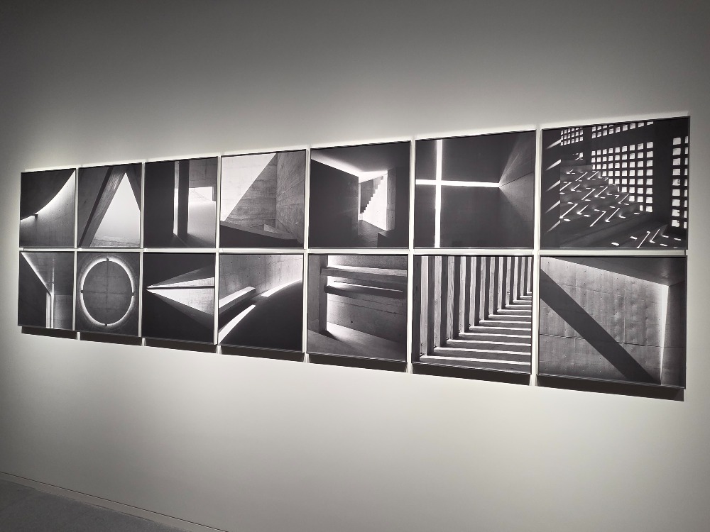 建築大師安藤忠雄擅長在其標誌性的清水混凝土建築中戲劇性地引入自然光 河源詩之禮堂內的布置,有一幅黑白建築照片牆