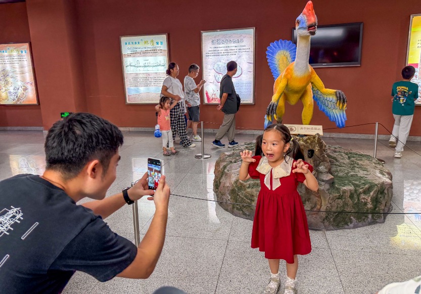 每逢長假期都有不少家長帶子女來河源恐龍博物館參觀 家長帶子女來河源恐龍博物館參觀