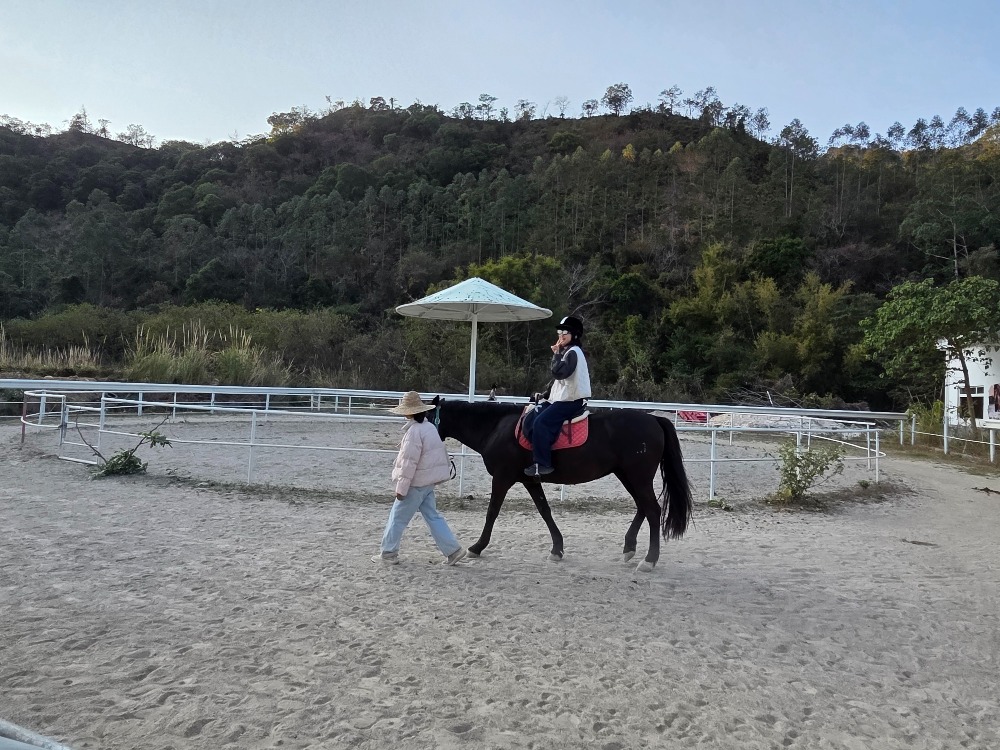 河源春沐源小鎮的「山谷樂園」提供騎馬等親子活動 河源春沐源小鎮的「山谷樂園」的騎馬活動
