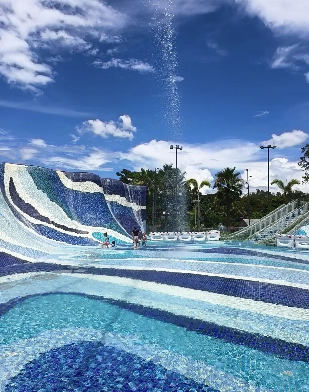 河源春沐源小鎮的恐龍島水樂園在2024年夏季開幕 河源春沐源小鎮的恐龍島水樂園以色彩豐富的馬賽克圖案拼砌