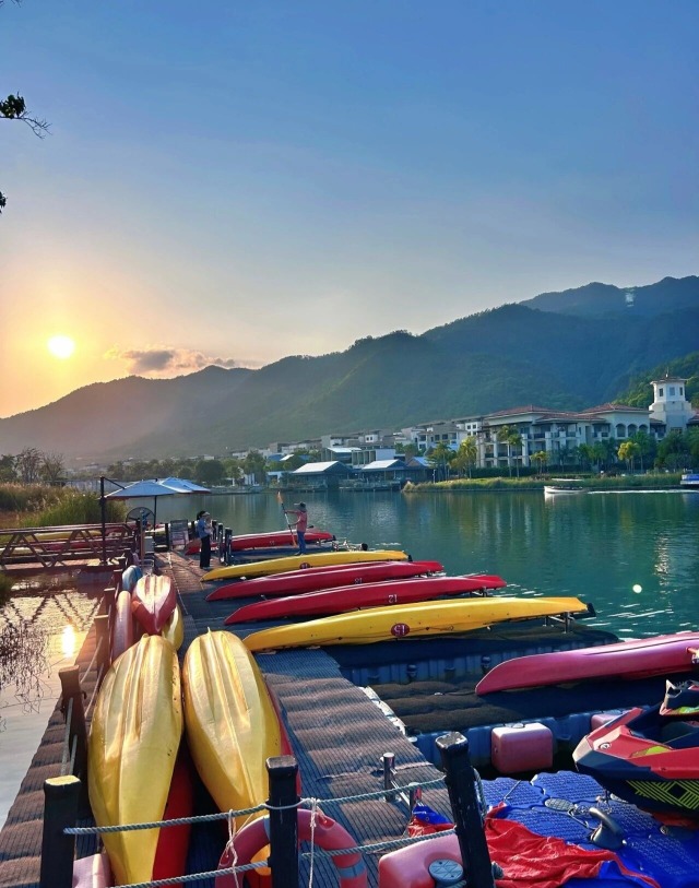 河源春沐源小鎮一邊划皮筏艇,一邊享受湖光山色。 河源春沐源小鎮岸邊有一排七彩顔色的划皮筏艇,旁邊是湖光山色