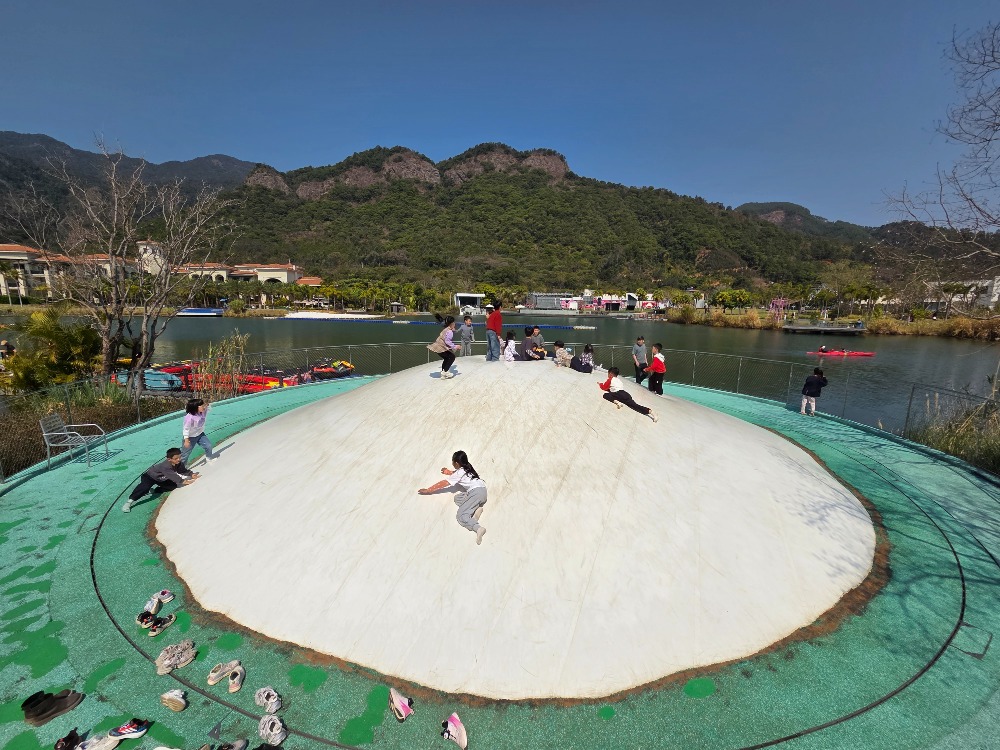 河源春沐源小鎮親子設施包括這座白色的巨型彈床 河源春沐源小鎮的白色巨型彈床