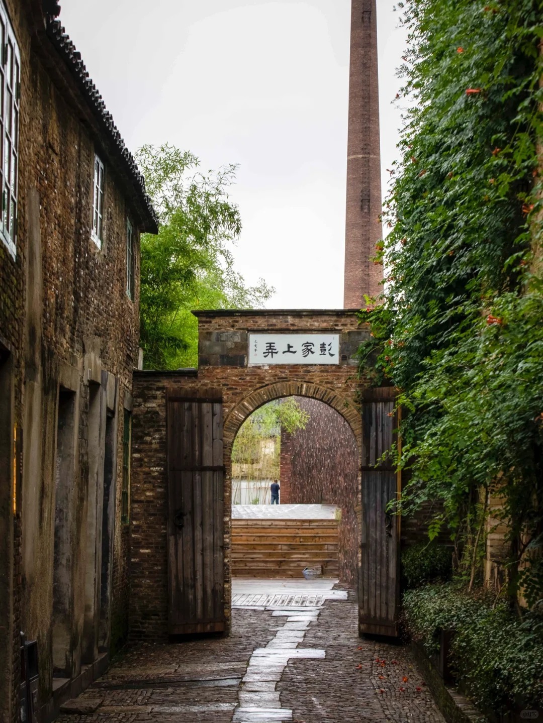 彭家弄 彭家弄狹窄蜿蜒的里弄景觀,兩側為青磚灰瓦的傳統建築。