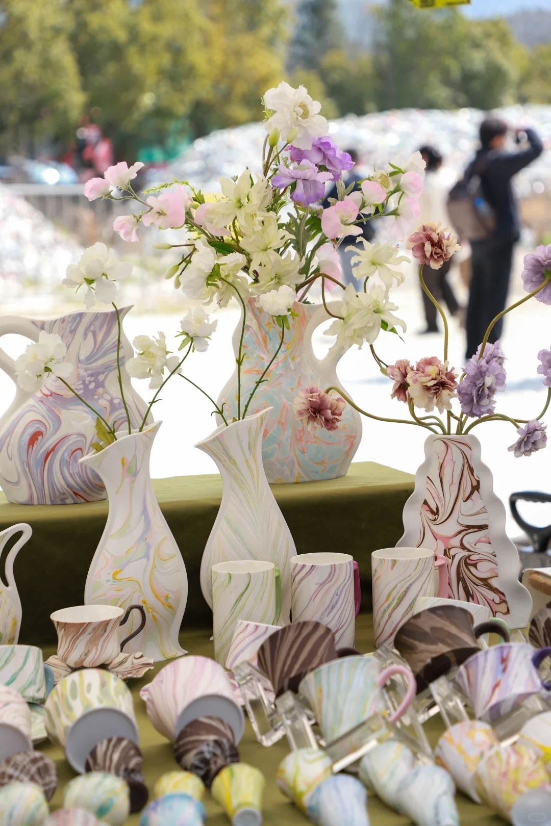 樂天陶社市集 樂天陶社市集攤位上,擺放着各式陶瓷製品,包括茶杯、碗碟、花器與擺件