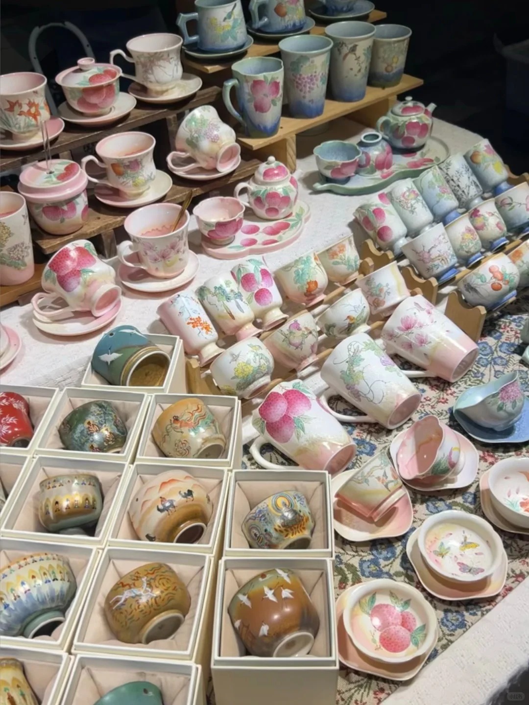 樂天陶社市集 樂天陶社市集攤位上,擺放着各式陶瓷製品,包括茶杯、碗碟、花器與擺件。