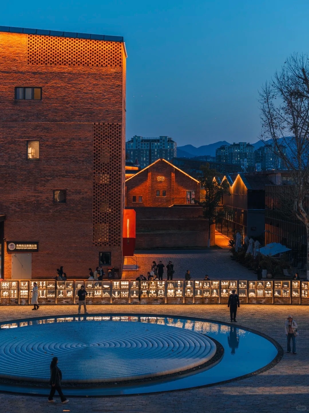 陶溪川 陶溪川文創街區,紅磚煙囪結合現代玻璃幕牆設計。