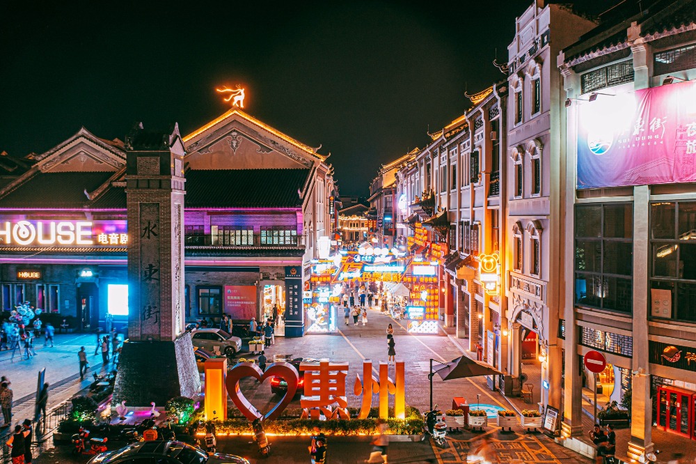 合江樓旁的水東街近年發展為特色街區