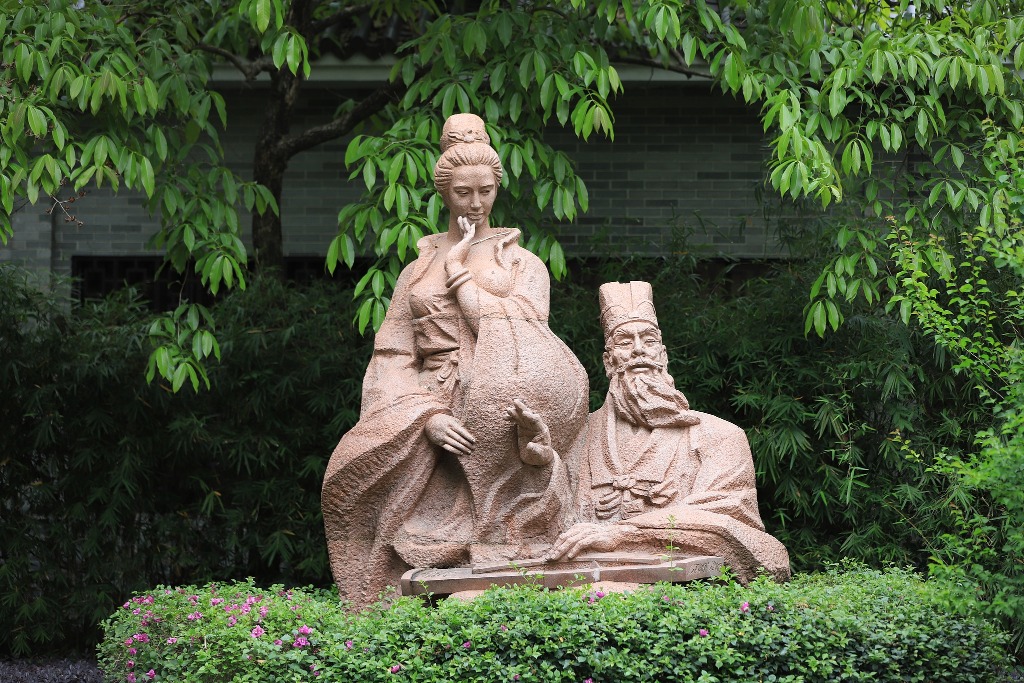 惠州西湖孤山東坡園區的蘇東坡與王朝雲雕像。