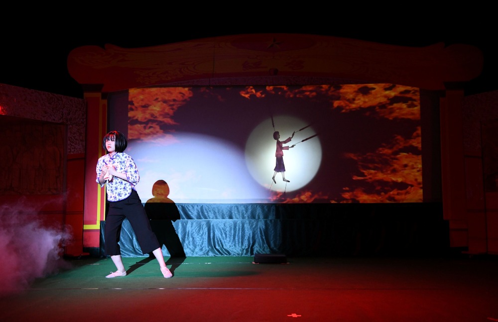 把陸豐皮影戲和話劇融合演出的紅色革命主題劇目《女子粉紅槍隊》 把陸豐皮影戲和話劇融合演出的紅色革命主題劇目《女子粉紅槍隊》