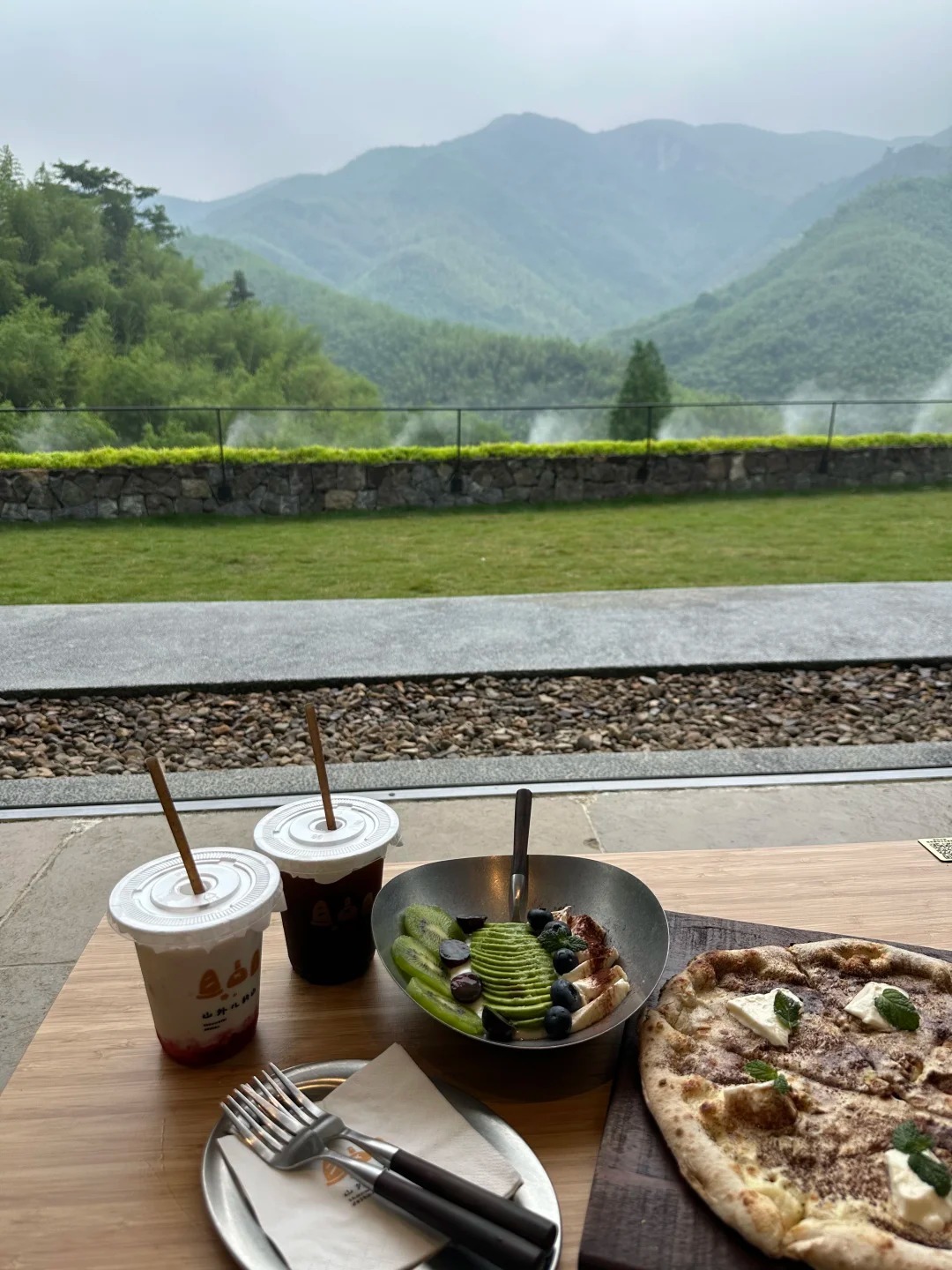 安吉一處咖啡店，咖啡輕食配山景