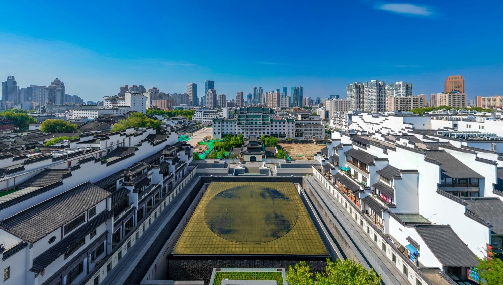 南京的科舉博物館頂層有一個黑色花崗岩打造的「墨池」