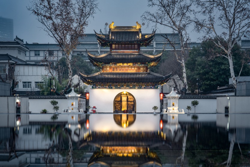 夫子廟 夫子廟位於秦淮河北岸,以秦淮河為泮池,是四大文廟之一,供奉和祭祀孔子,也是古代第一所國家最高學府。