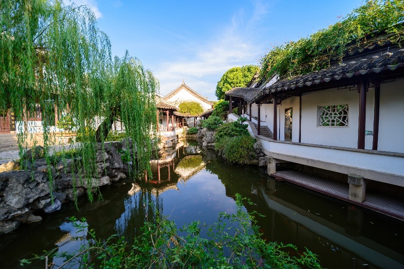 瞻園 整座瞻園充滿濃厚的江南山水特色,全園布局簡潔開朗,主廳靜妙堂居中,三面山水環抱,東面曲廊庭院,四向皆景,尤以疊山理水見勝。
