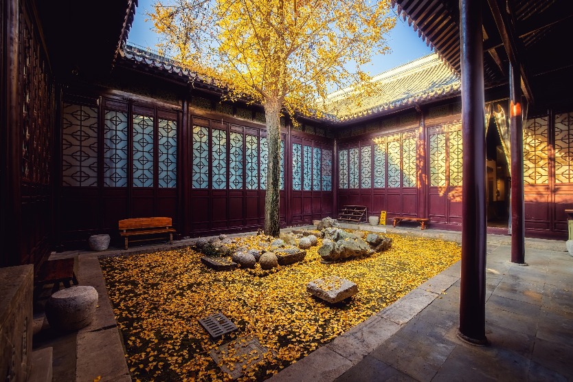 瞻園 瞻園的西半部是一座典型的江南園林,園內古建築有一覽閣、花籃廳、致爽軒、迎翠軒及曲折環繞的迴廊。