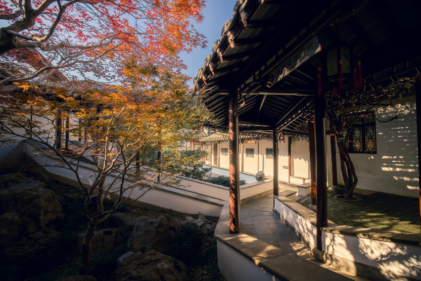 瞻園 瞻園素以假山著稱,全園面積僅8畝,假山就佔了3.7畝。迴廊也頗具特色,串連南北,蜿蜒曲折。
