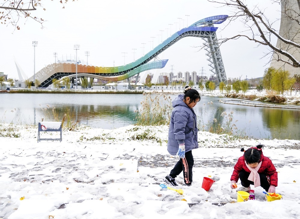 北京首鋼園大跳台下玩雪的孩子 北京首鋼園大跳台下玩雪的孩子