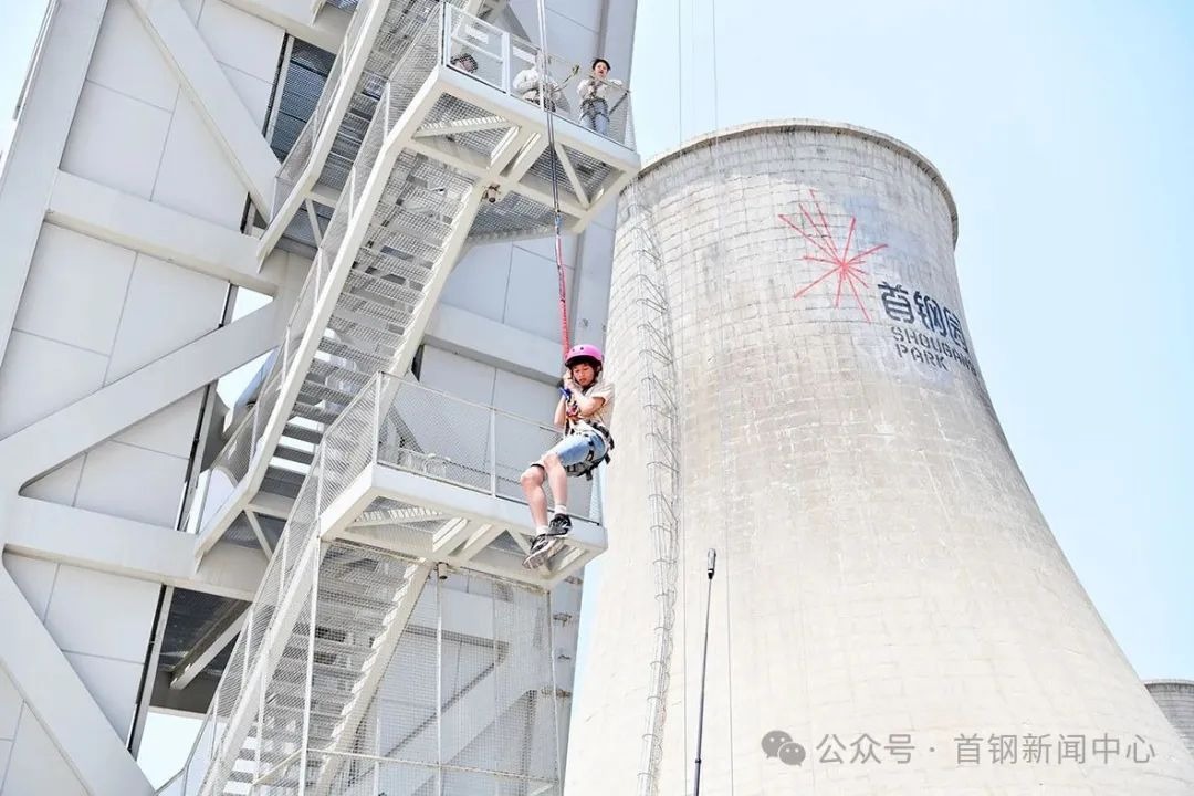 北京首鋼滑雪大跳台「頑酷心跳塔」項目提供多項極限體驗 北京首鋼滑雪大跳台「頑酷心跳塔」項目提供多項極限體驗