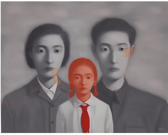 這是去年拍賣成交過千萬的《血緣—大家庭》系列其中一幅作品,畫中人人目光冰冷、木無表情,難以捉摸,還有那時代的髮型服飾,令作品氣氛充滿詭異。(網上圖片) 這是去年拍賣成交過千萬的《血緣—大家庭》系列其中一幅作品,畫中人人目光冰冷、木無表情,難以捉摸,還有那時代的髮型服飾,令作品氣氛充滿詭異。(網上圖片)