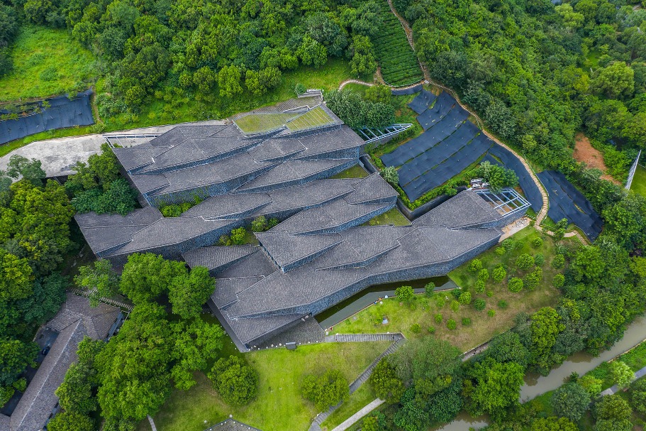 中國美術學院象山校區巧妙地融入園林，建築按山水地勢傾斜扭轉。（圖片來源：人民視覺）