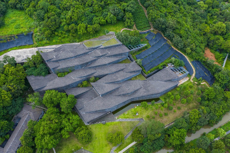 中國美術學院象山校區巧妙地融入園林,建築按山水地勢傾斜扭轉。(圖片來源:人民視覺) 中國美術學院象山校區巧妙地融入園林,建築按山水地勢傾斜扭轉。(圖片來源:人民視覺)