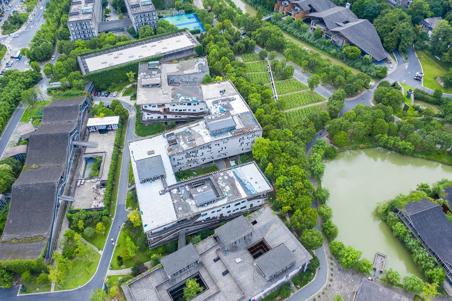 中國美術學院象山校區巧妙地融入園林，建築按山水地勢傾斜扭轉。（圖片來源：人民視覺）