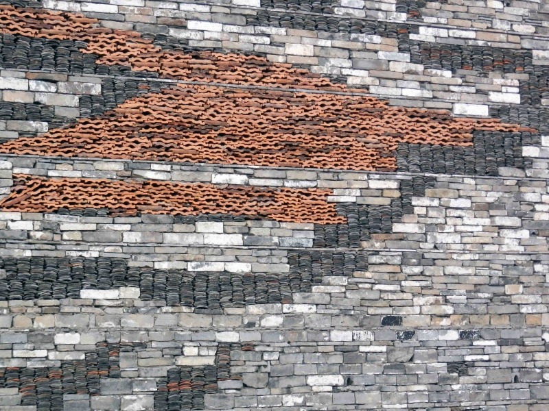 瓦爿牆是一種寧波民間的傳統建造技術，可以使用多達80種舊磚瓦混合併砌築牆體，是一種高超的技術。（網上圖片）
