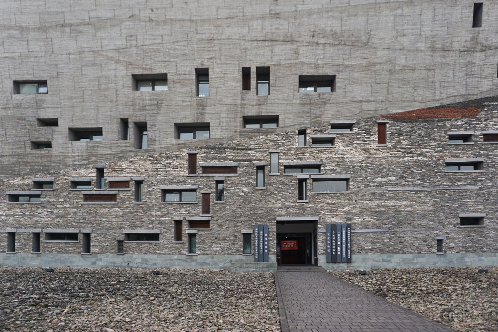 寧波博物館既使用了舊磚瓦興建（建築物下半），同時運用具有江南特色的毛竹，製成特殊的模板清水混凝土牆（建築物上半）。（網上圖片）