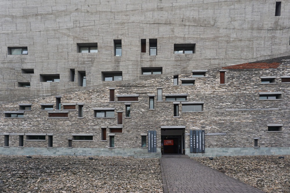 寧波博物館既使用了舊磚瓦興建(建築物下半),同時運用具有江南特色的毛竹,製成特殊的模板清水混凝土牆(建築物上半)。(網上圖片) 寧波博物館既使用了舊磚瓦興建(建築物下半),同時運用具有江南特色的毛竹,製成特殊的模板清水混凝土牆(建築物上半)。(網上圖片)