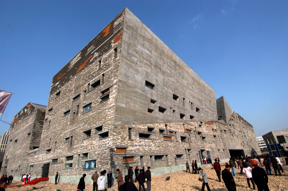 寧波博物館是「新鄉土主義」的代表作,建築傳承了古老的「瓦爿牆」工藝,牆身由拆卸村莊回收的舊磚瓦拼砌,環保、堅固、富歷史感,給人一種溫暖的感覺。(圖片來源:Getty) 寧波博物館是「新鄉土主義」的代表作,建築傳承了古老的「瓦爿牆」工藝,牆身由拆卸村莊回收的舊磚瓦拼砌,環保、堅固、富歷史感,給人一種溫暖的感覺。(圖片來源:Getty)