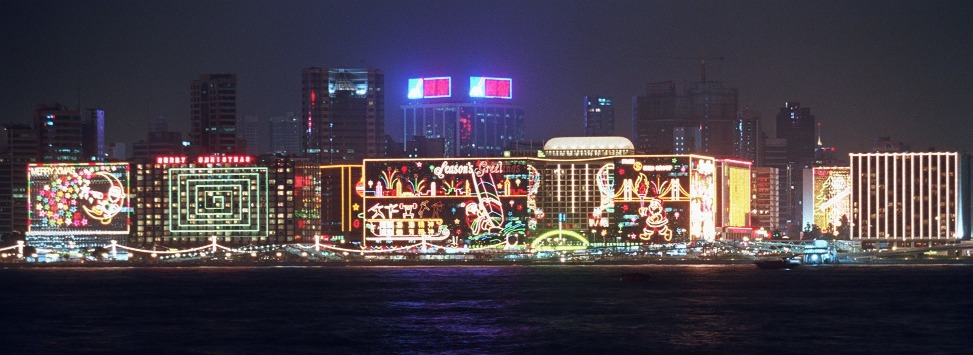 2000年從中環拍攝維港對岸尖東，燈光璀璨。（圖片來源：Getty）