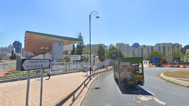 斧山道因该地区山形貌似一个鎚仔，因而被命名为Hammer Hill，但后来却被译为斧山。