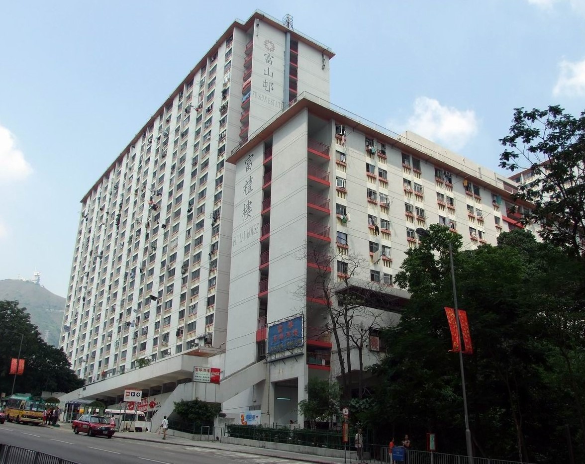 富山村最初拟取名斧山村，惟“斧”跟“苦”同音，有欠吉利，最终取名好意头的富山村。