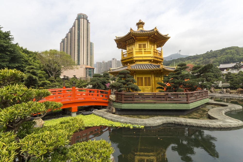 邻近斧山道的著名景点志莲净苑，是一座仿唐式佛寺，于1997年底落成，曾获得不少际筑奖项。