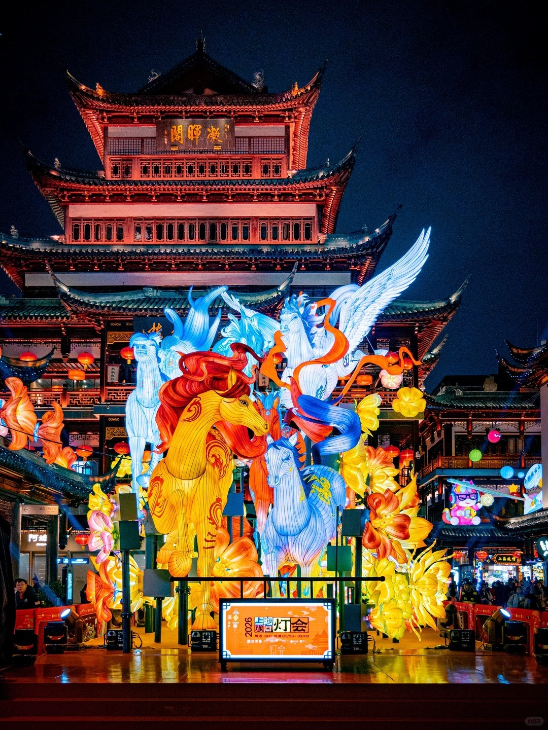 2026年是農曆丙午蛇年，中國各地街頭出現可愛的馬年裝飾。