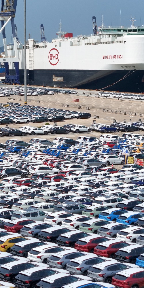 比亚迪首艘汽车运输船“比亚迪探索者1号”在山东港口烟台港装载出口汽车