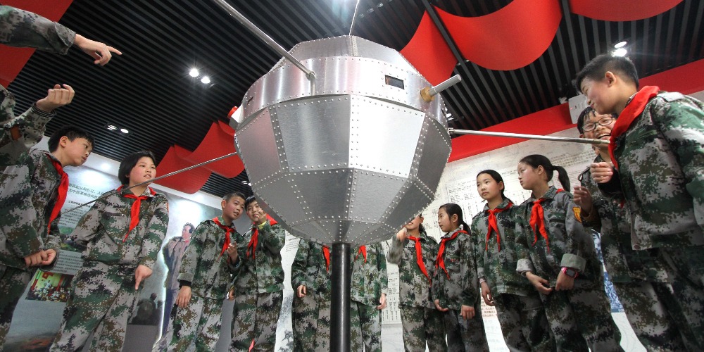 當代中國-航天航空-回顧中國航天科技史首顆人造衛星「東方紅一號」成功發射