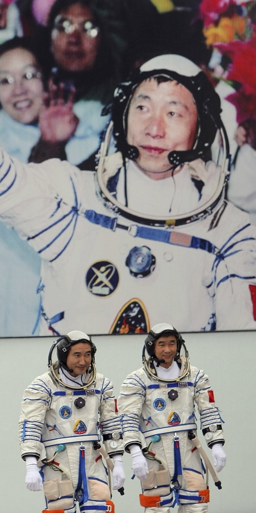 当代中国-航空航天-中国载人航天30年“神舟”创出多个第一次