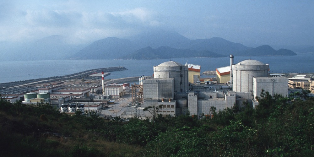 當代中國-中國科技-大亞灣位於廣東省深圳大鵬鎭，被評定為適合興建核電廠，而且鄰近香港，方便供電。